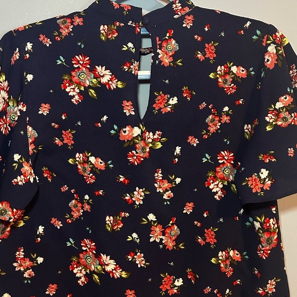 Kaii Los Angelos floral blouse with key hole detail in front and back. Gorgeous! - Picture 6 of 10